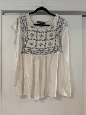 Gloria Vanderbilt Cream Sleeveless Tunic with Navy Embroidery